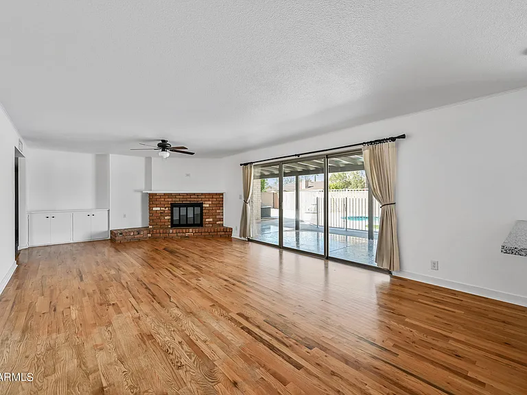 530 E Fairmont Dr — Photo 6