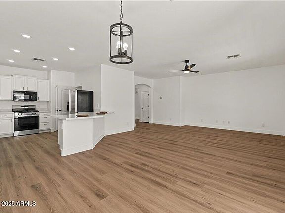 4th image of 271 W ROADRUNNER Drive