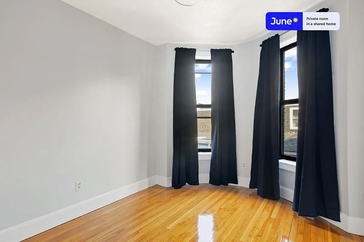 Queen bedroom in 4 bed/2 bath home in Allston #535 A — Photo 2