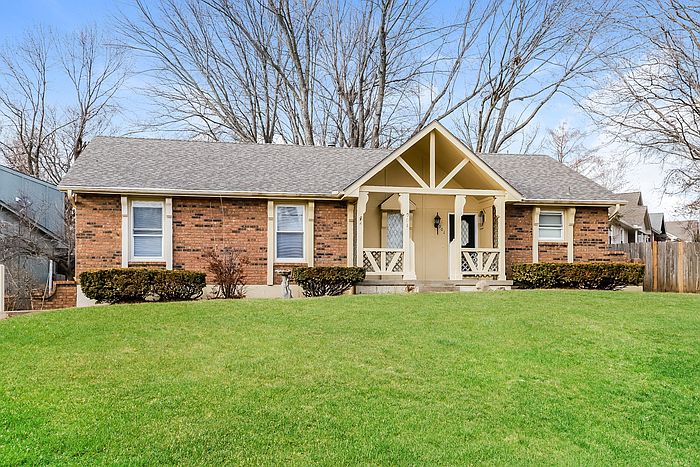 1st image of 901 NW Timber Oak Dr