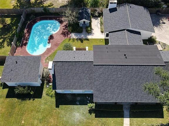 2nd image of 809 Henrietta Ln