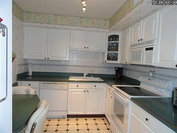 2nd image of 1685 Walnut Ln #1-3
