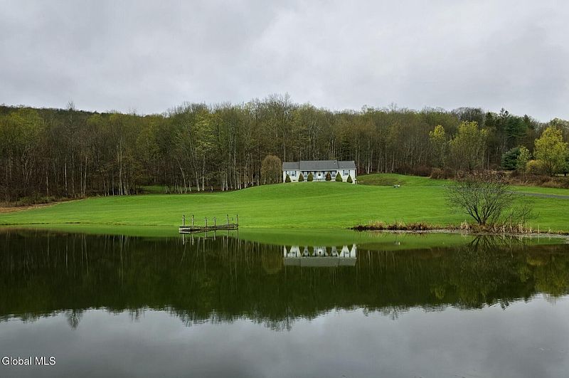 5th image of 1067 Ravine Road