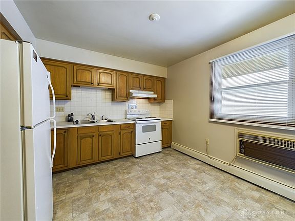 3rd image of 903 E Main St