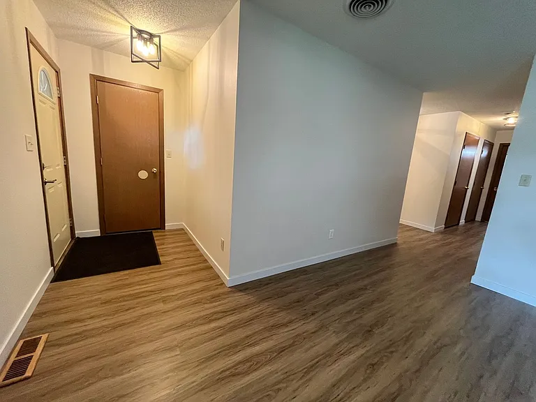 2512 S West Ave — Photo 5