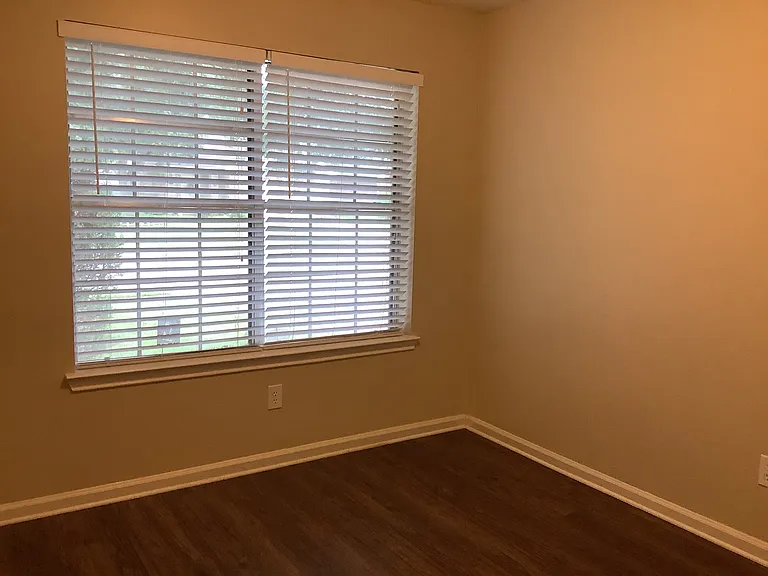 1423 Hunter Green Ln — Photo 15