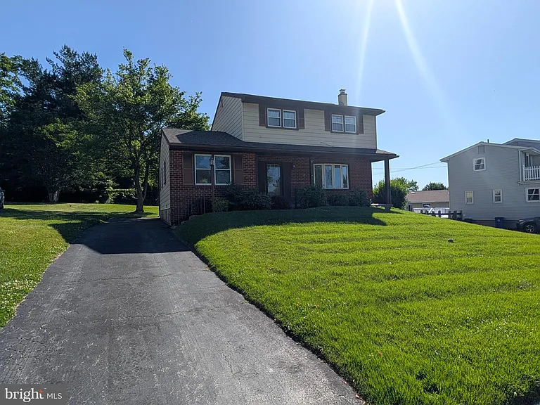 14 Westwood Cir — Photo 2