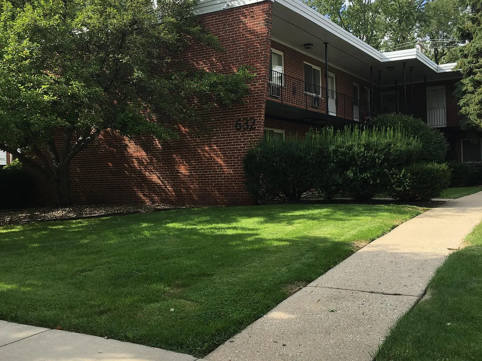 644 E North Broadway St — Photo 2