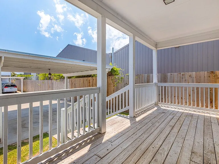 223 W Clarence St — Photo 4