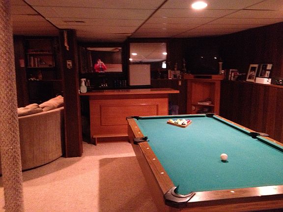 Finished basement & wet bar
