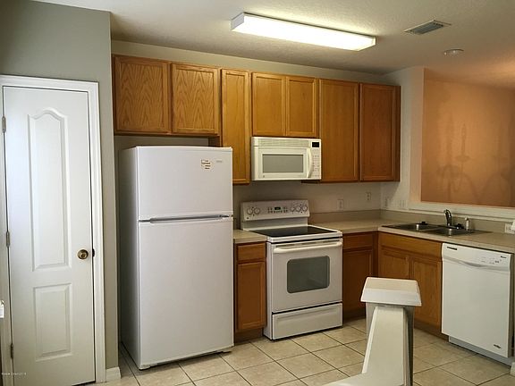 3rd image of 1326 Hampton Park Ln