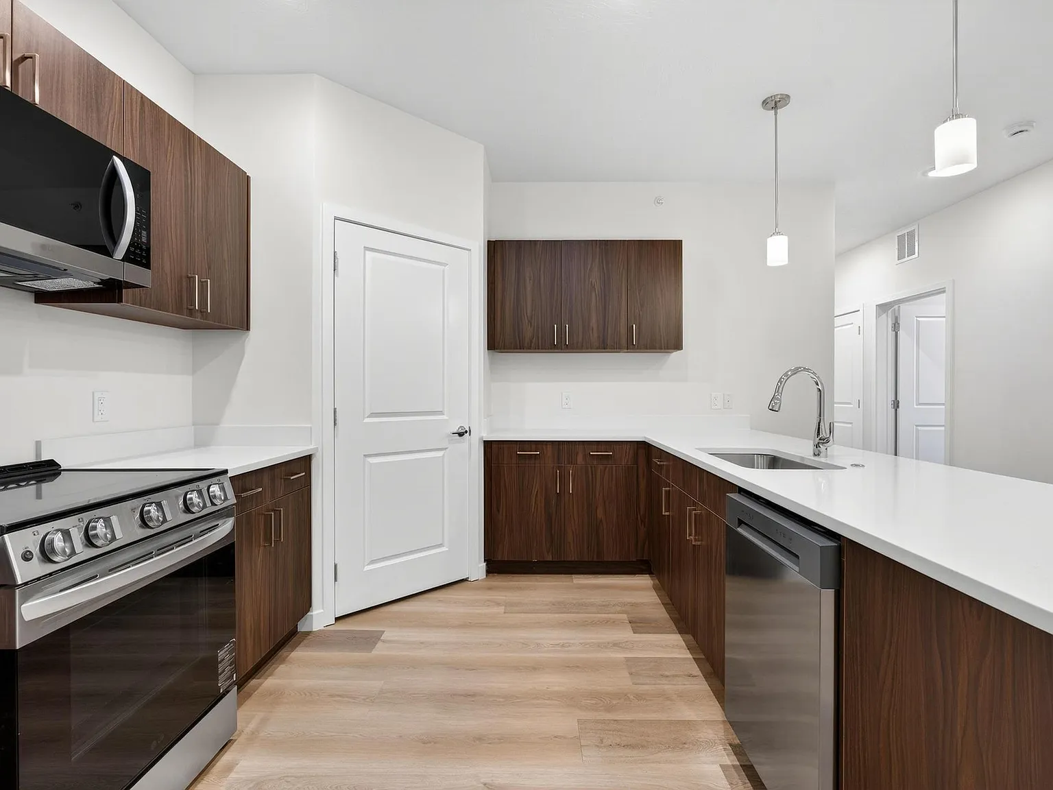 Mountain View Apartments - B-303 — Photo 4