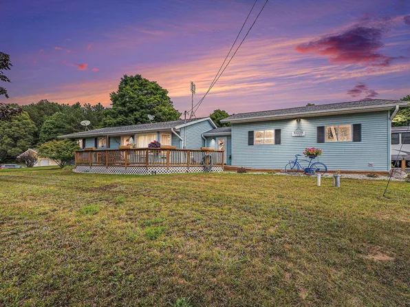 11989 Goose Rd, Honor, MI 49640