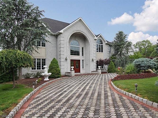 2nd image of 33 Winchester Dr