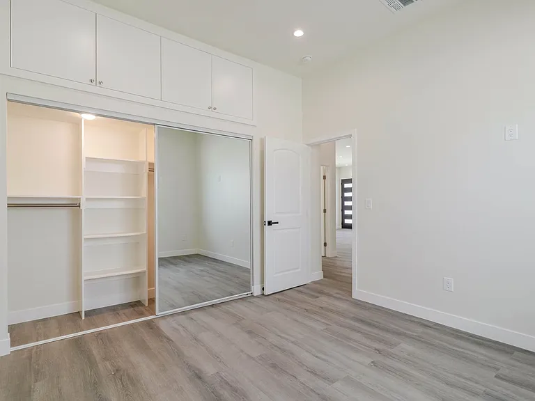 10654 Nassau Ave — Photo 17