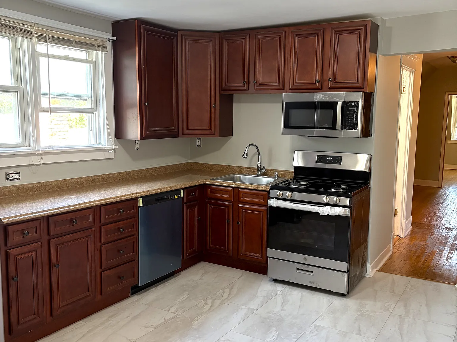 2 bed, 850 sqft, $2,475 — Photo 3