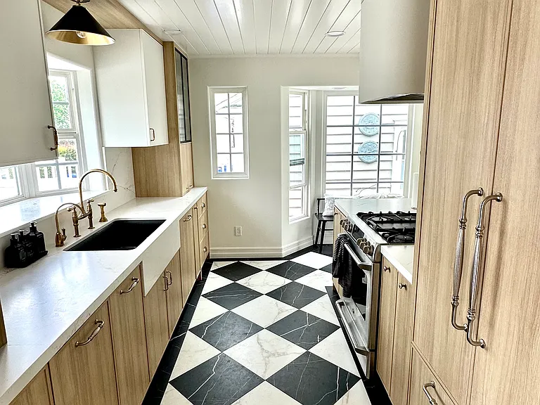 2976 Locust St — Photo 3