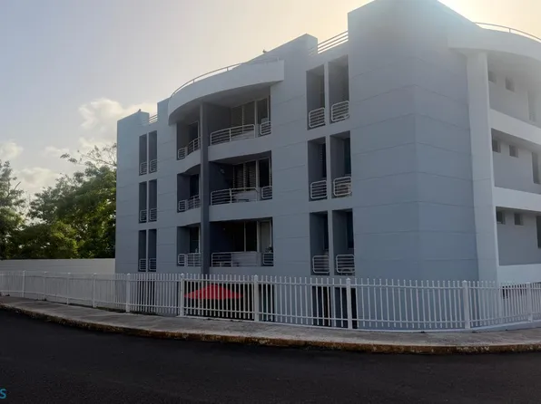 401 Loma Alata Vlg, Carolina, PR 00985