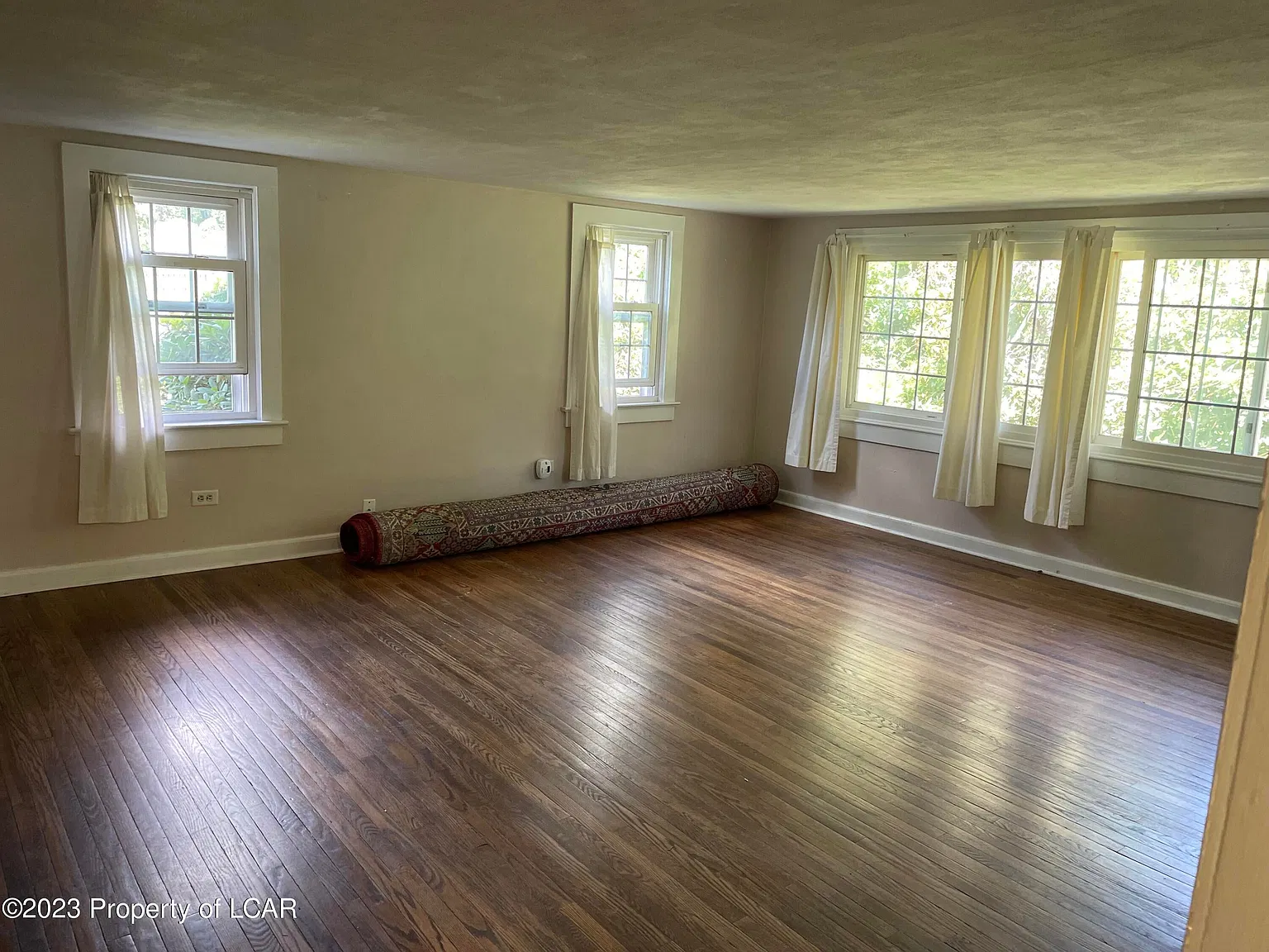 3 bed, 1.5 bath, 1400 sqft, $1,700 — Photo 3