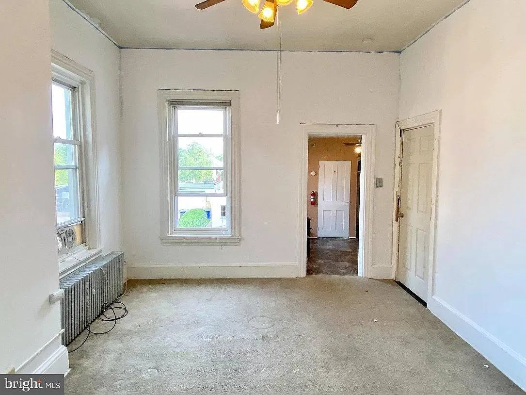 3 bed, 900 sqft, $1,930 — Photo 3
