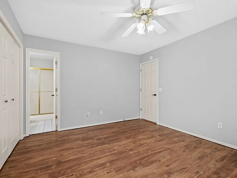 2910 NE 12th St — Photo 15