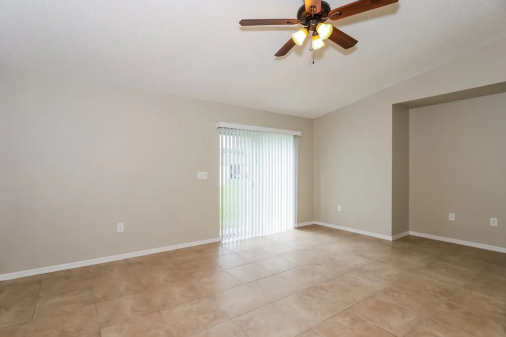 3 bed, 2.0 bath, 1645 sqft, $1,990 — Photo 3
