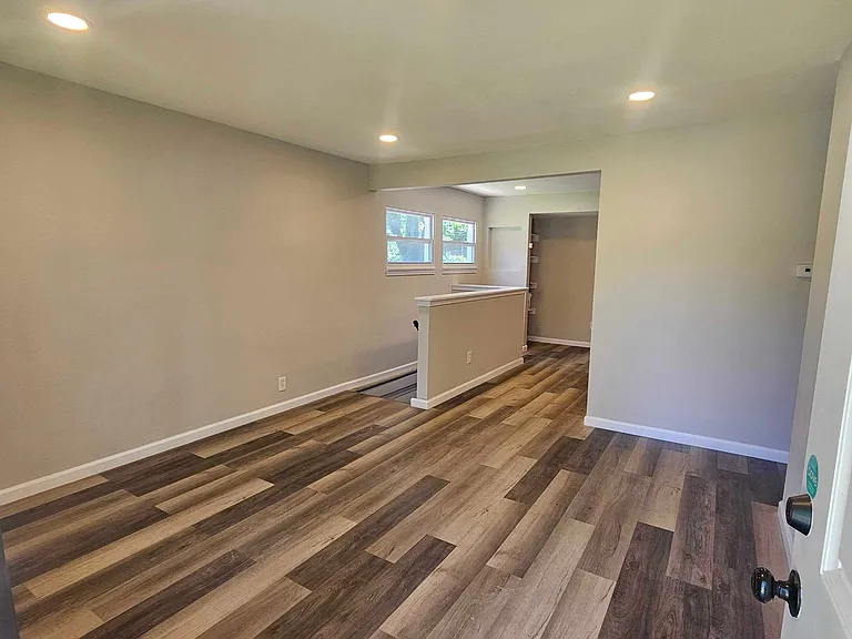 120 Perthshire Rd — Photo 6