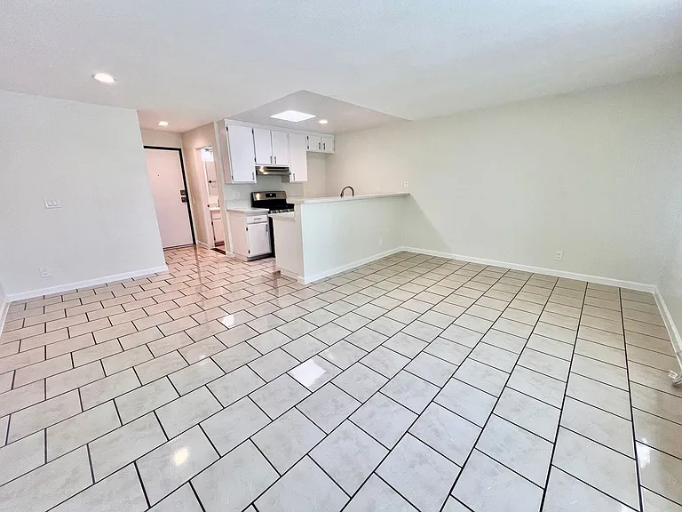 820 Glenoaks Apartments — Photo 13