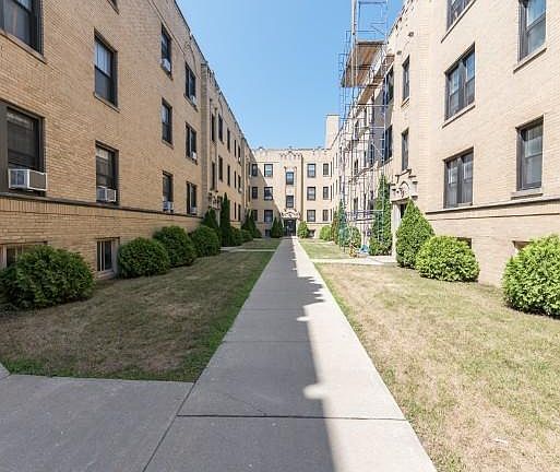 3rd image of 1940 W Wilson Ave #1116