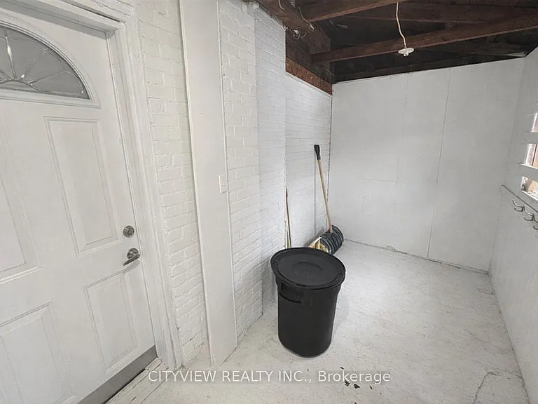 281 Wentworth St N — Photo 8