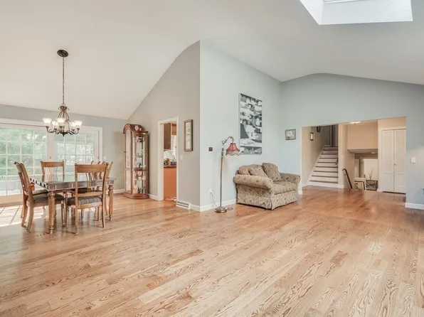 43 Elizabeth Cir, Longmeadow, MA 01106