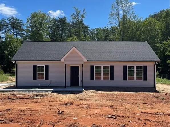 8945 Belews Creek Rd, Belews Creek, NC 27009