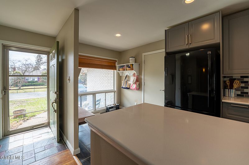 4th image of 52 Hawthorne Avenue