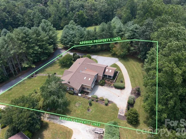 12 Highlander Ln, Hendersonville, NC 28792