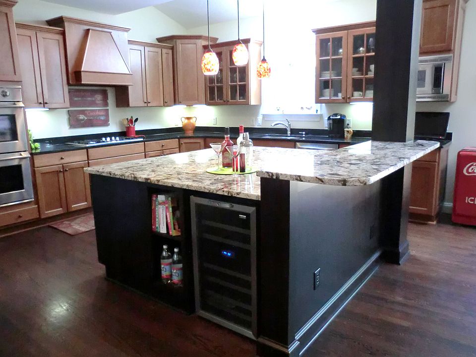 Huge gourmet Chef's kitchen!