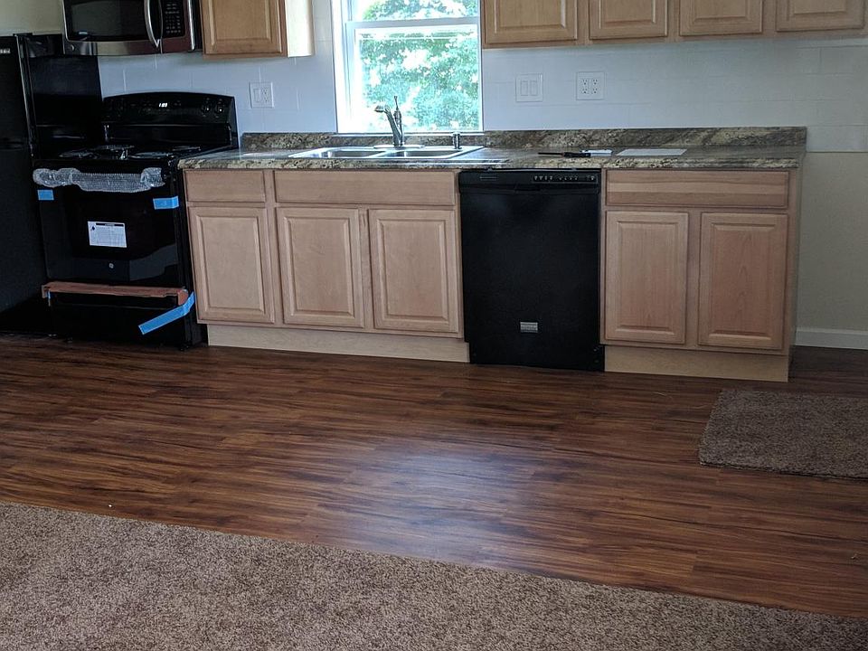 All new cabanits in kitchen.
New floor and carpets. 