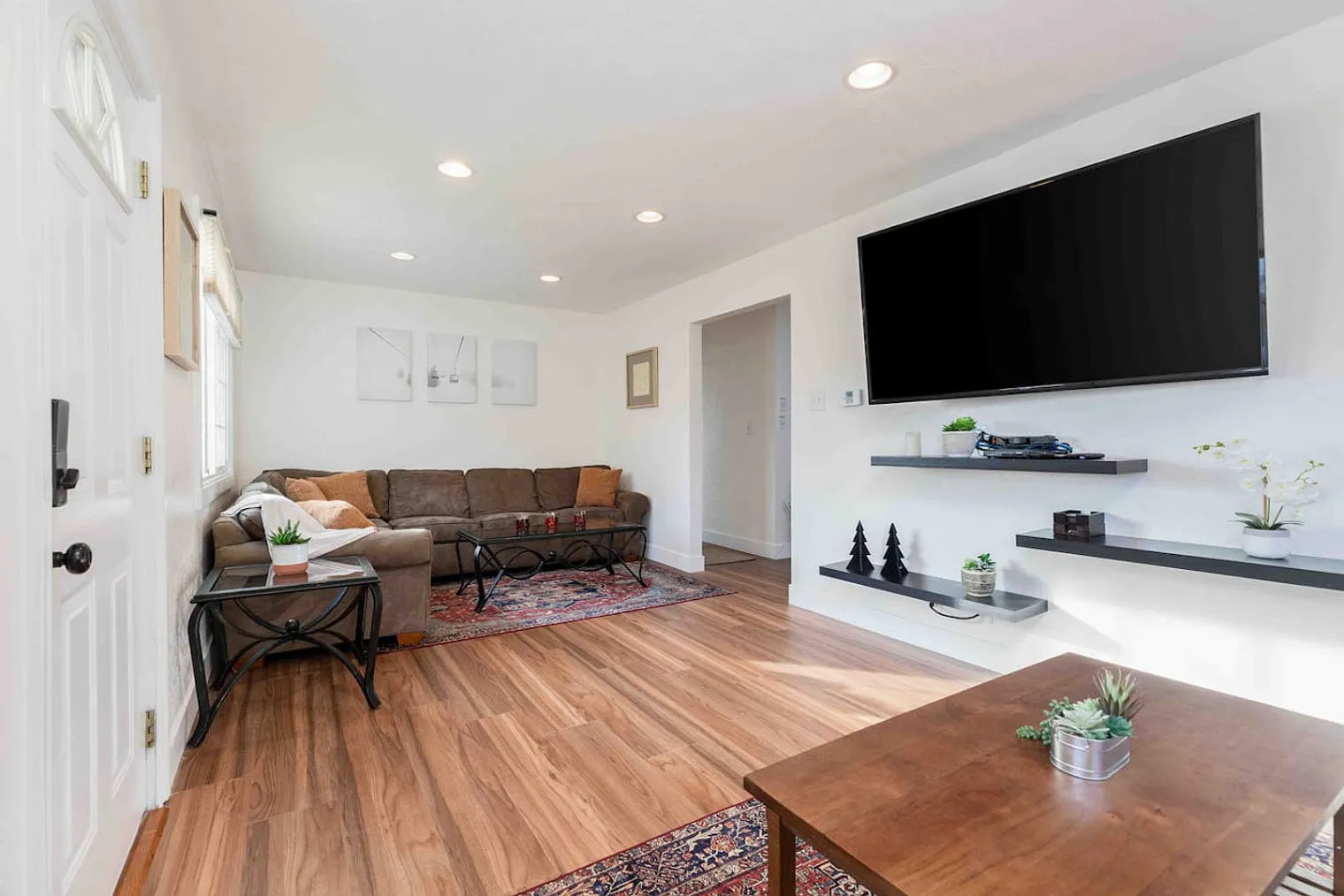 2 bed, 1.0 bath, 1237 sqft, $3,969 — Photo 3