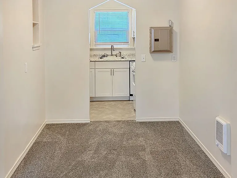 Town Manor Apartments — Photo 10