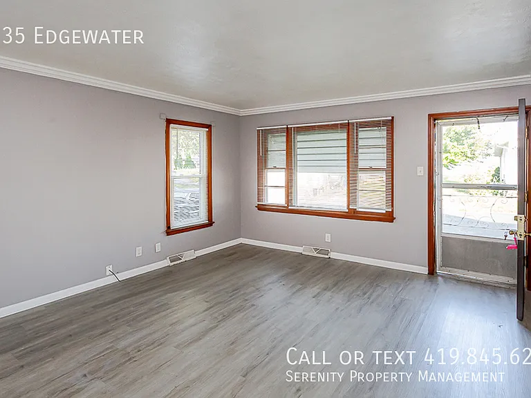 5435 Edgewater Dr — Photo 2