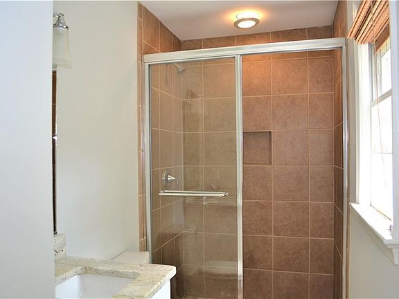 5th image of 195 Devon Pl