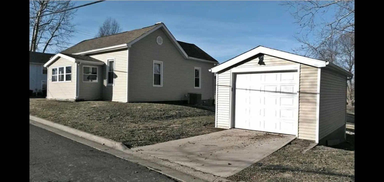196 Summit Ave photo 1