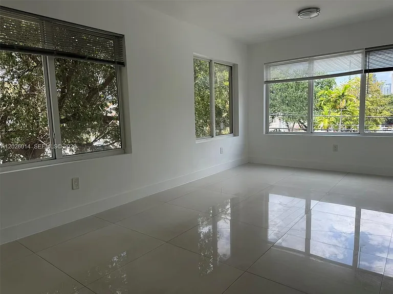44 NW 10th Ave #3 — Photo 4