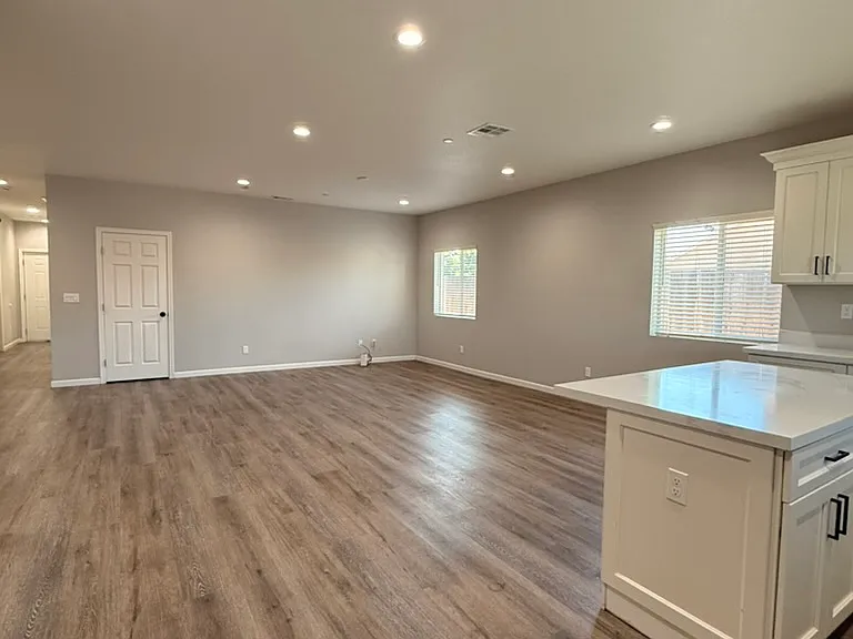 2114 Beachwood Dr — Photo 4
