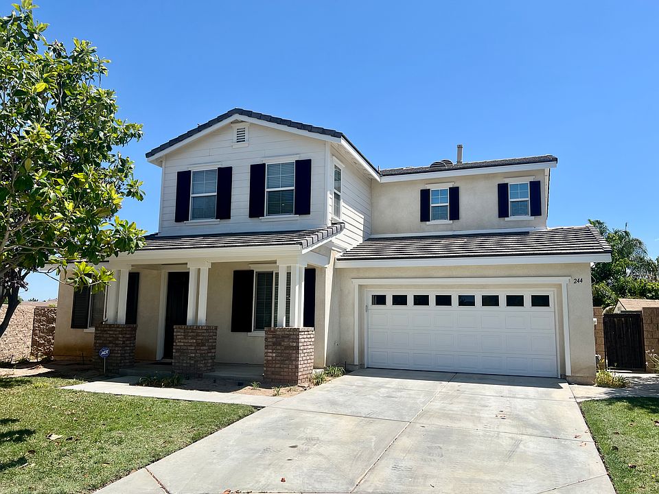 Great Curb Appeal!