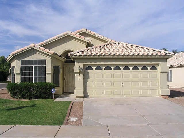 Single Level w/bay windows!