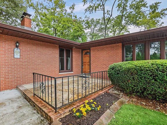 2nd image of 1805 Clover Ln