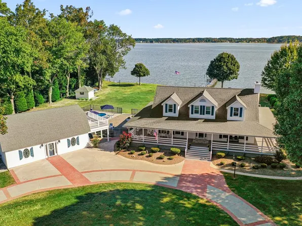 668 Edgewater Ln, Montross, VA 22520