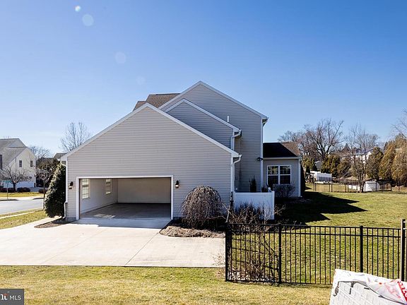 5th image of 5988 Camden Dr