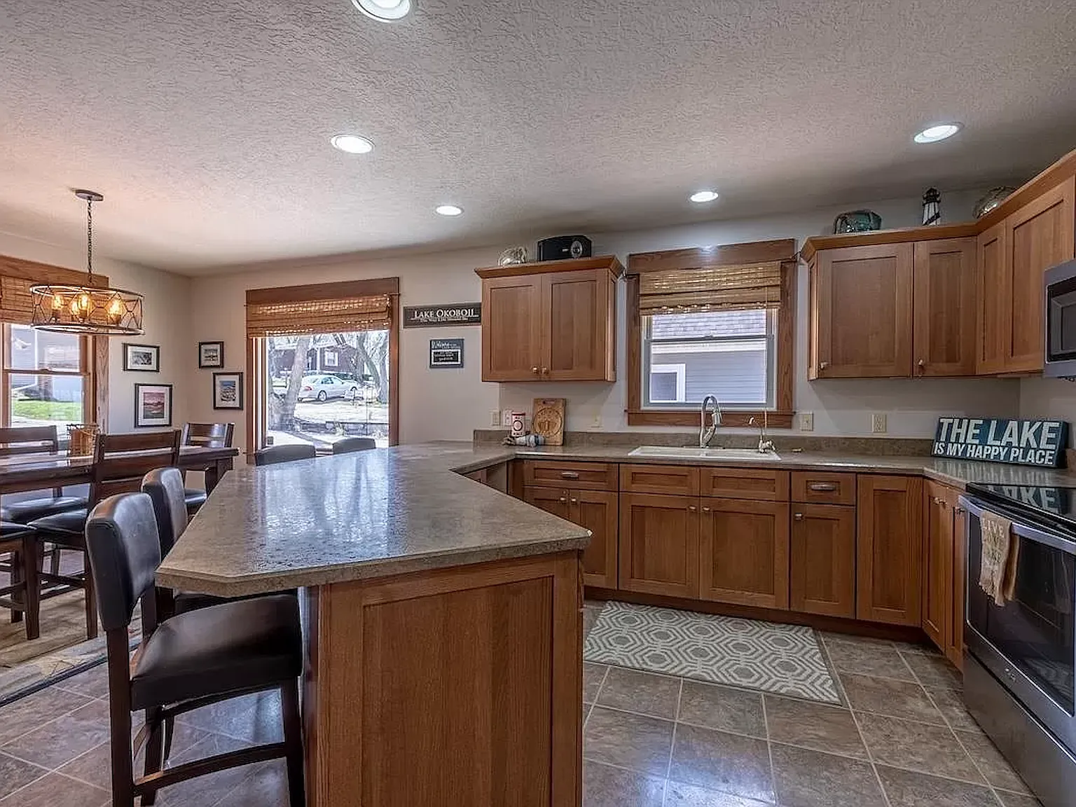 4 bed, 2.5 bath, 1839 sqft, $2,400 — Photo 4