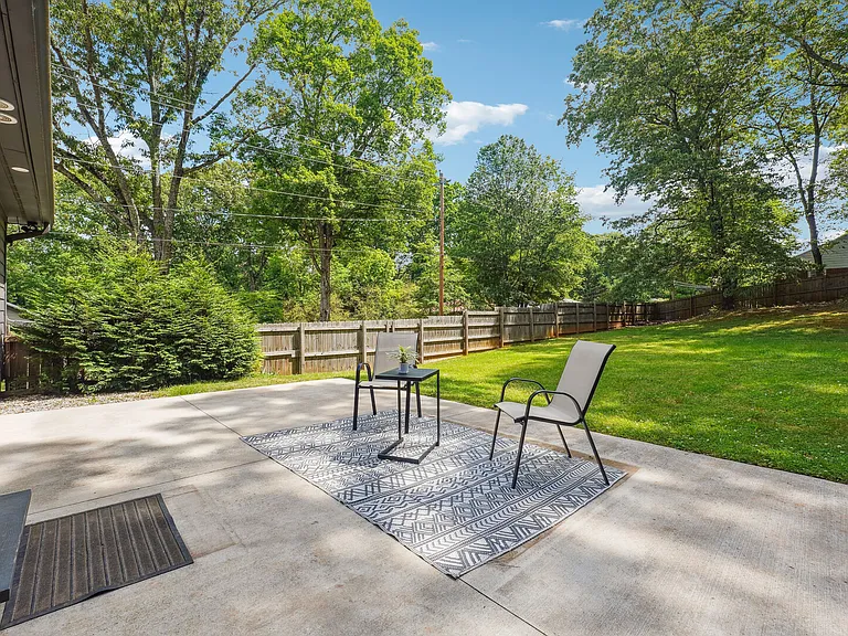Hillcrest Dr — Photo 10